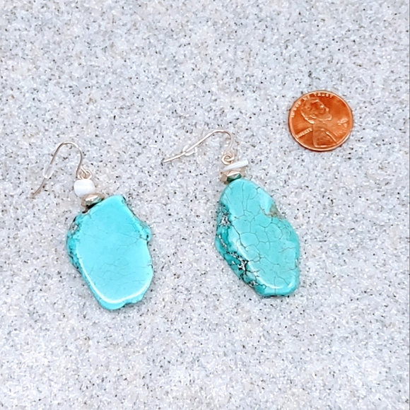 SLICED HOWLITE GOLD TONE STAINLESS STEEL HOOK EARRINGS - Picture 2 of 7